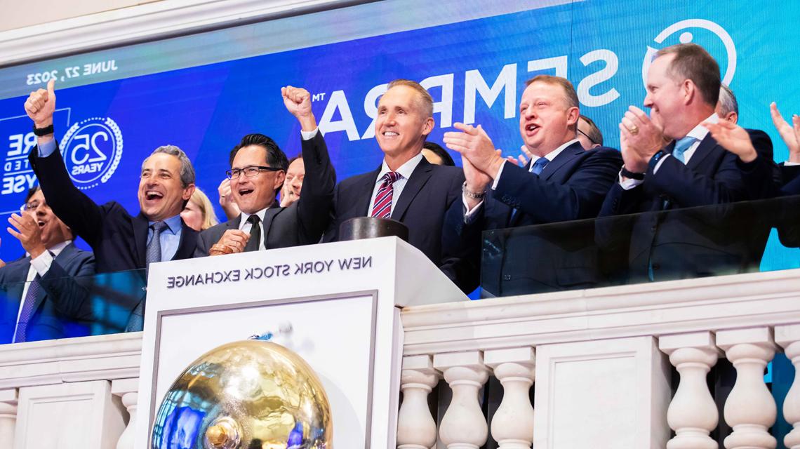Sempra's executive team celebrates the company's 25th anniversary by ringing the opening bell at the New York Stock Exchange